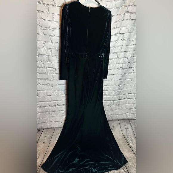 Camilyn Beth Valerie Velvet Gown - Picture 7 of 8